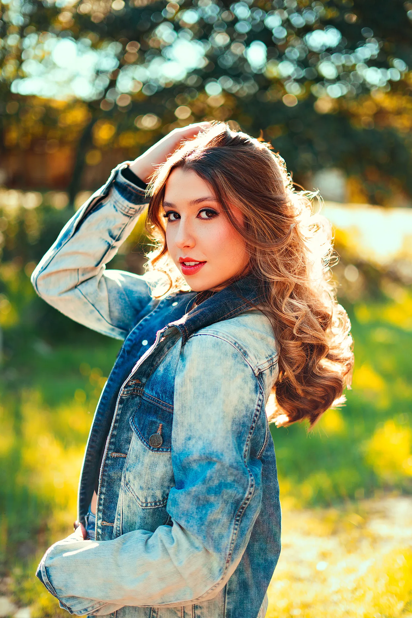 Debutante de jaqueta jeans na luz dourada do fim de tarde